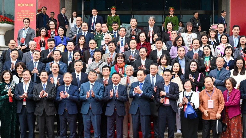 Thường trực Ban Bí thư Trần Cẩm Tú cùng các đồng chí lãnh đạo và các đại biểu dự hội nghị. (Ảnh: DUY LINH)