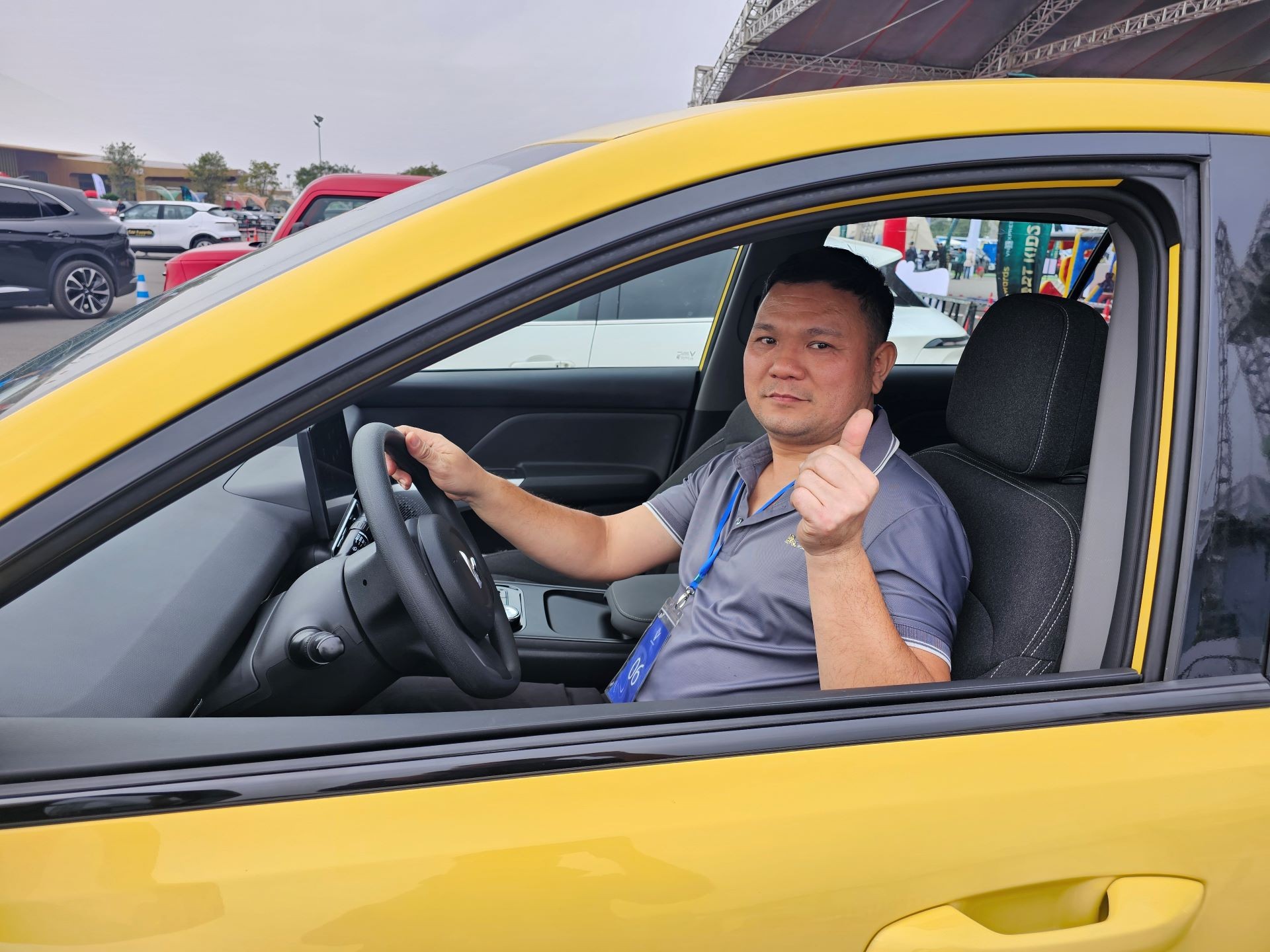 Anh Văn Tuấn (Hưng Yên) ấn tượng với khả năng vận hành “mượt, êm” của mẫu MPV điện nhà VinFast