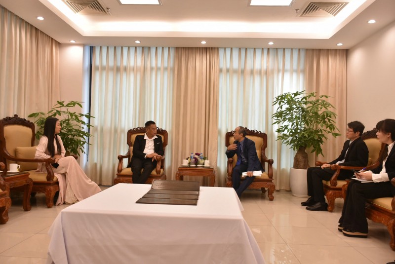 Trao Biển đồng gắn bia tưởng niệm những người Việt Nam đầu tiên đặt chân đến Tân Đảo (Vanuatu) Trao Biển đồng gắn bia tưởng niệm những người Việt Nam đầu tiên đặt chân đến Tân Đảo (Vanuatu)