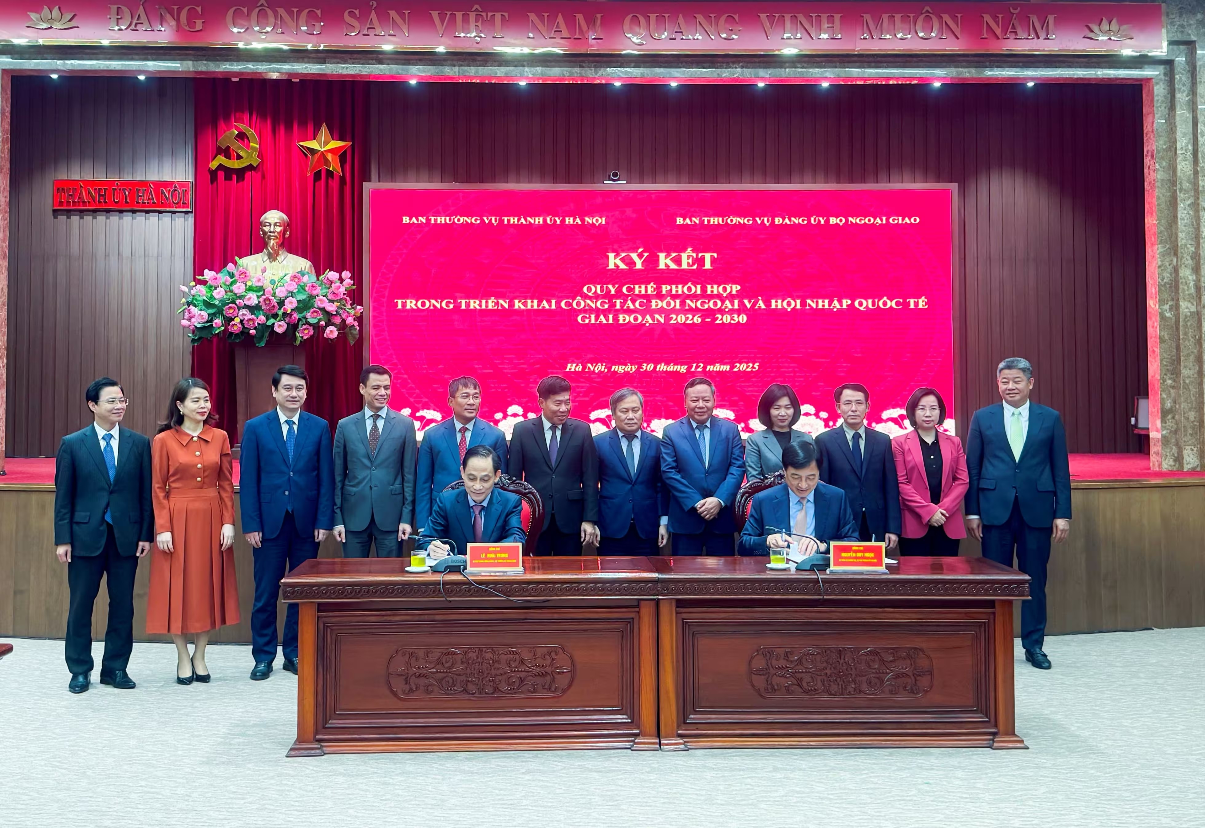 Bộ trưởng Ngoại giao Lê Hoài Trung và Bí thư Thành ủy Nguyễn Duy Ngọc đã ký Quy chế phối hợp trong triển khai công tác đối ngoại và hội nhập quốc tế. (Ảnh: Bộ Ngoại giao) Bộ trưởng Ngoại giao Lê Hoài Trung và Bí thư Thành ủy Nguyễn Duy Ngọc đã ký Quy chế phối hợp trong triển khai công tác đối ngoại và hội nhập quốc tế. (Ảnh: Bộ Ngoại giao)