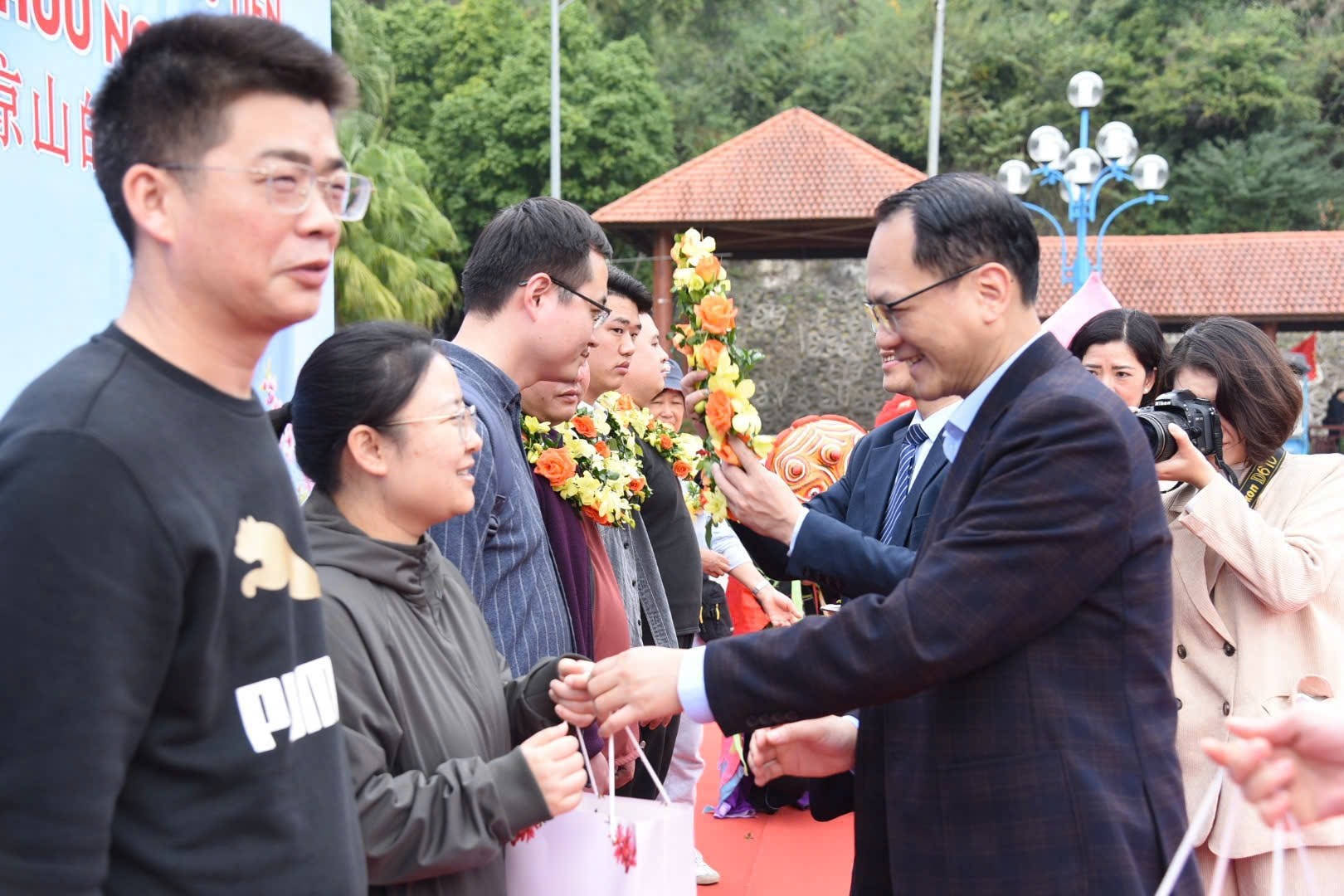 Quảng Ninh, Lạng Sơn đón du khách và chuyến hàng nhập khẩu đầu năm mới 2026