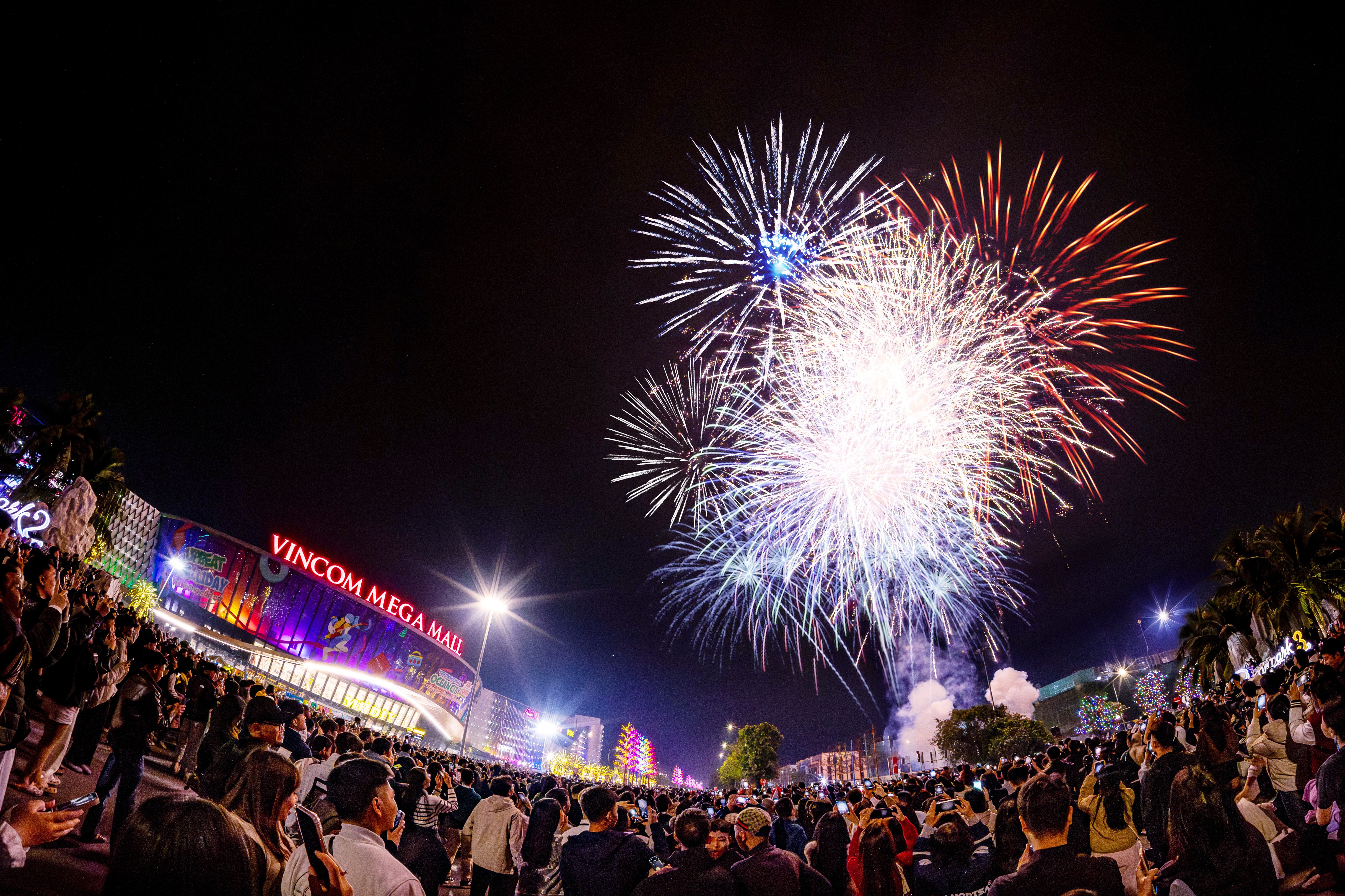 Đêm giao thừa rực rỡ trên bản đồ Việt Nam: “Thánh địa countdown họ Vin” vững vàng vị thế điểm đến quốc dân