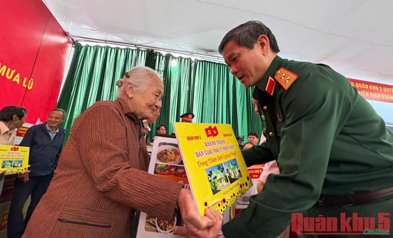 Quân khu 5 phối hợp Ủy ban nhân dân tỉnh Đắk Lắk khánh thành, bàn giao nhà cho người dân vùng lũ tại thôn Phú Hữu, Xã Hòa Thịnh (Đắk Lắk) 