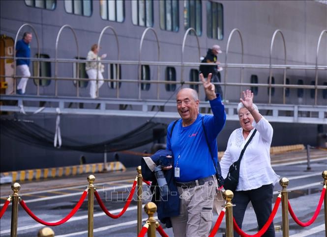 Khách du lịch quốc tế hào hứng khi vừa xuống tàu biển đến Đà Nẵng. Ảnh: Trần Lê Lâm/TTXVN Khách du lịch quốc tế hào hứng khi vừa xuống tàu biển đến Đà Nẵng. Ảnh: Trần Lê Lâm/TTXVN