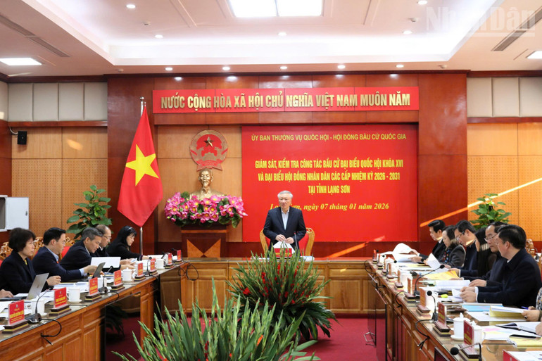 Phó Thủ tướng Thường trực Chính phủ Nguyễn Hòa Bình kiểm tra công tác bầu cử tại Lạng Sơn