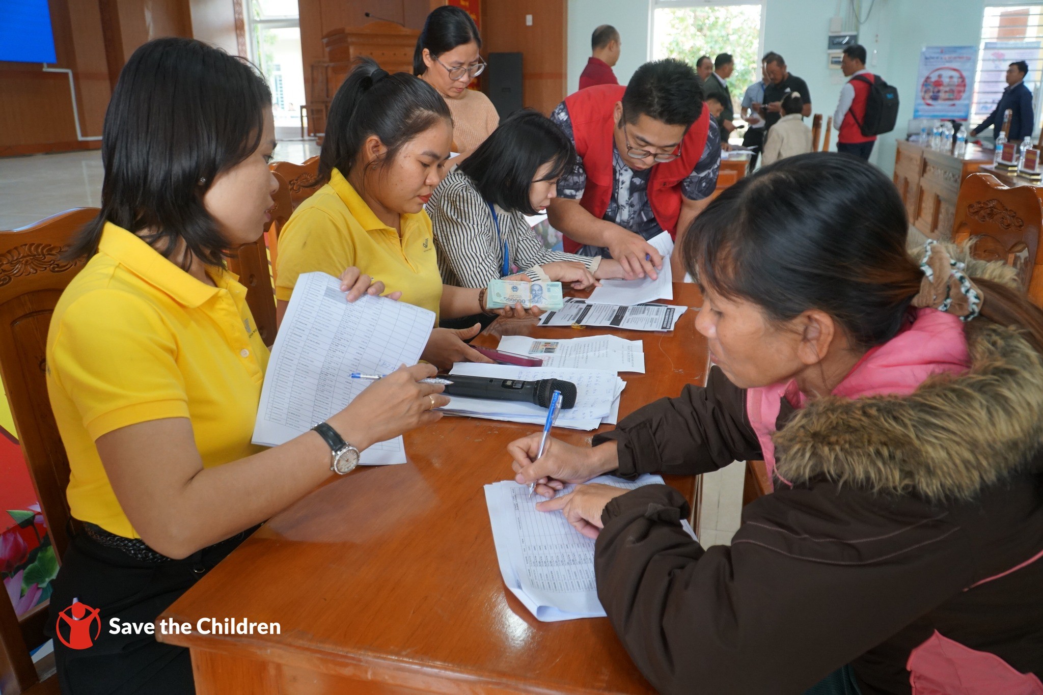 các gia đình có trẻ em bị ảnh hưởng thiên tai tại Đà Nẵng