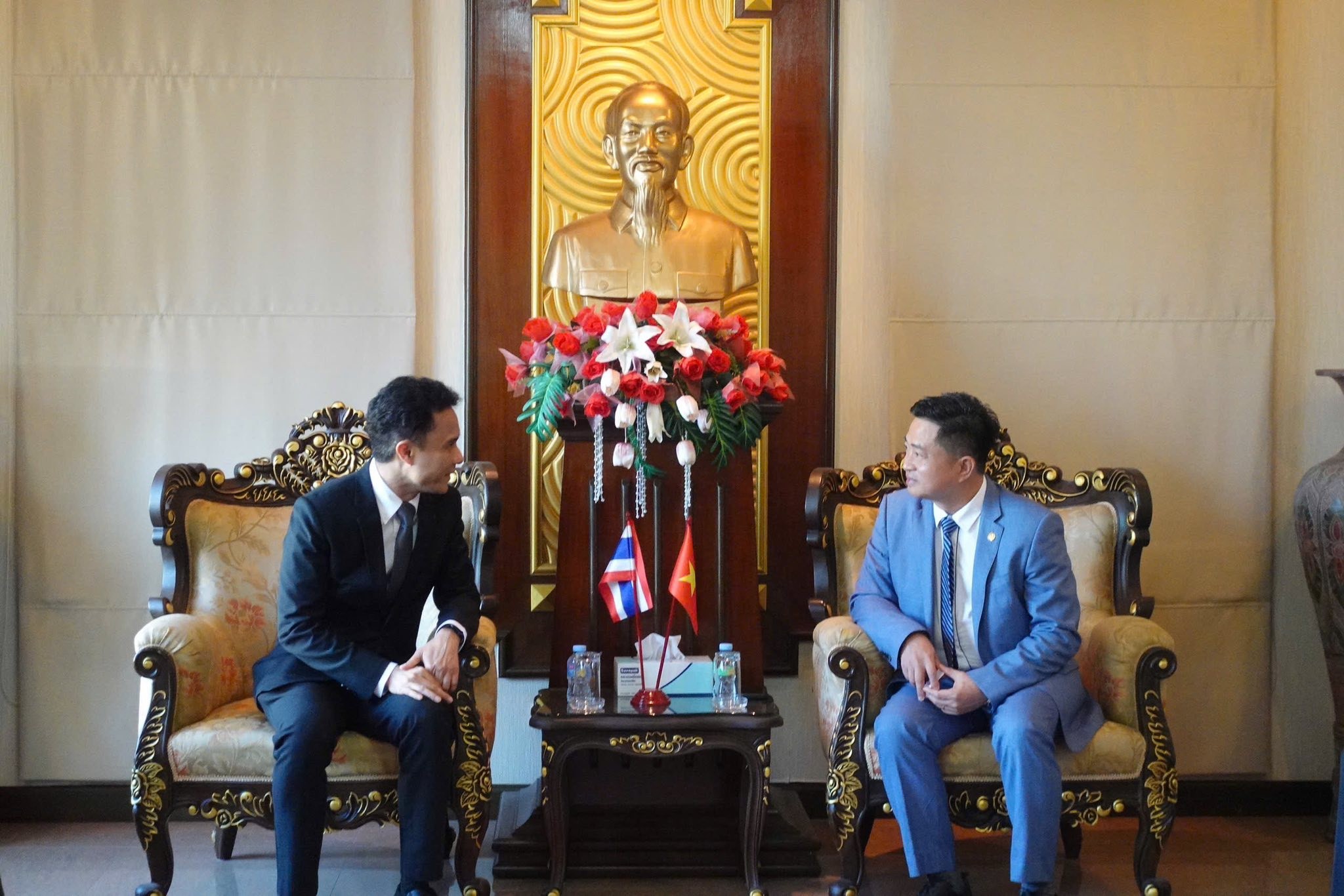 Tổng Lãnh sự Việt Nam tại Khỏn Kèn Đinh Hoàng Linh vừa tiếp lãnh đạo Đại học Khỏn Kèn. (Ảnh: Tổng Lãnh sự quán Việt Nam tại Khỏn Kèn) Tổng Lãnh sự Việt Nam tại Khỏn Kèn Đinh Hoàng Linh vừa tiếp lãnh đạo Đại học Khỏn Kèn. (Ảnh: Tổng Lãnh sự quán Việt Nam tại Khỏn Kèn)