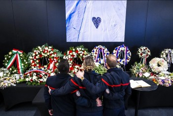 tin quoc te ngay 1001 thuy si tuong niem cac nan nhan vu chay quan bar cuu tong thong han quoc doi mat nguy co an tu hinh