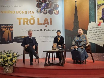 nha bao dan mach thomas bo pederse ra mat sach nhung bong ma tro lai
