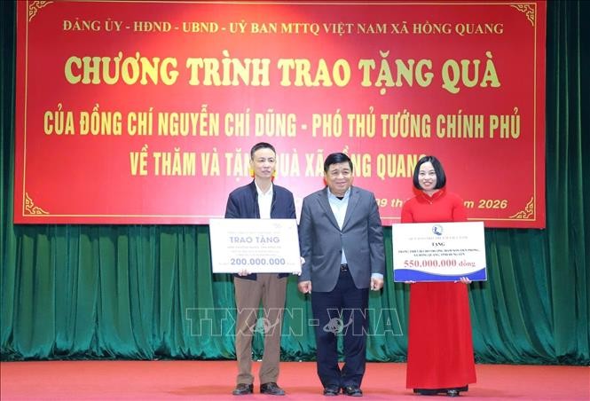 Phó Thủ tướng Nguyễn Chí Dũng thăm, tặng quà gia đình chính sách, hộ nghèo tại Hưng Yên