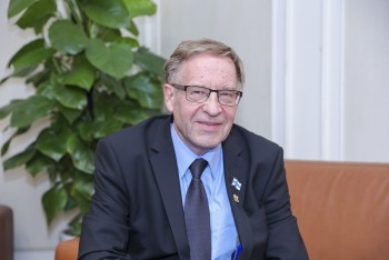 hoc gia phan lan viet nam nen lay kinh te lam trong tam nang cao hanh phuc cho toan dan