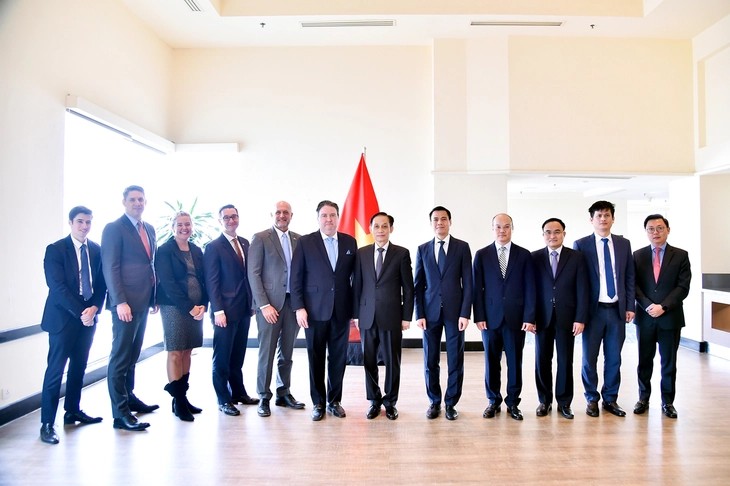 Trao Huân chương Hữu nghị cho Đại sứ Hoa Kỳ tại Việt Nam Marc Evans Knapper Trao Huân chương Hữu nghị cho Đại sứ Hoa Kỳ tại Việt Nam Marc Evans Knapper