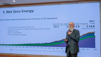 tien si michael parsons australia viet nam dang vuon len nhu mot doi tac co trach nhiem vi con nguoi va hanh tinh