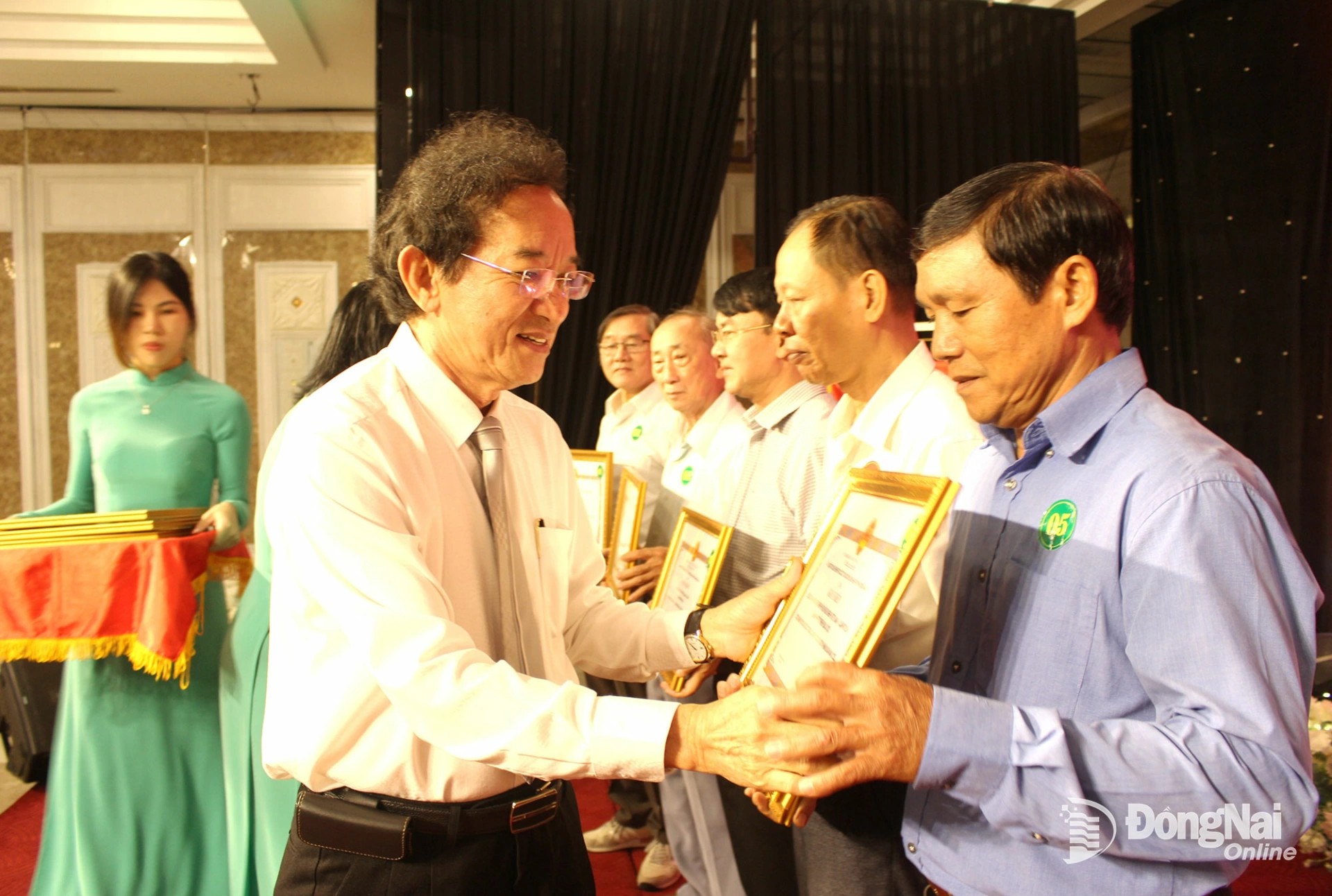 Chủ tịch Liên hiệp các tổ chức hữu nghị tỉnh Đồng Nai Nguyễn Thành Trí trao khen thưởng cho các tập thể có thành tích xuất sắc trong công tác đối ngoại nhân dân năm 2025. (Ảnh: Báo Đồng Nai) Chủ tịch Liên hiệp các tổ chức hữu nghị tỉnh Đồng Nai Nguyễn Thành Trí trao khen thưởng cho các tập thể có thành tích xuất sắc trong công tác đối ngoại nhân dân năm 2025. (Ảnh: Báo Đồng Nai)