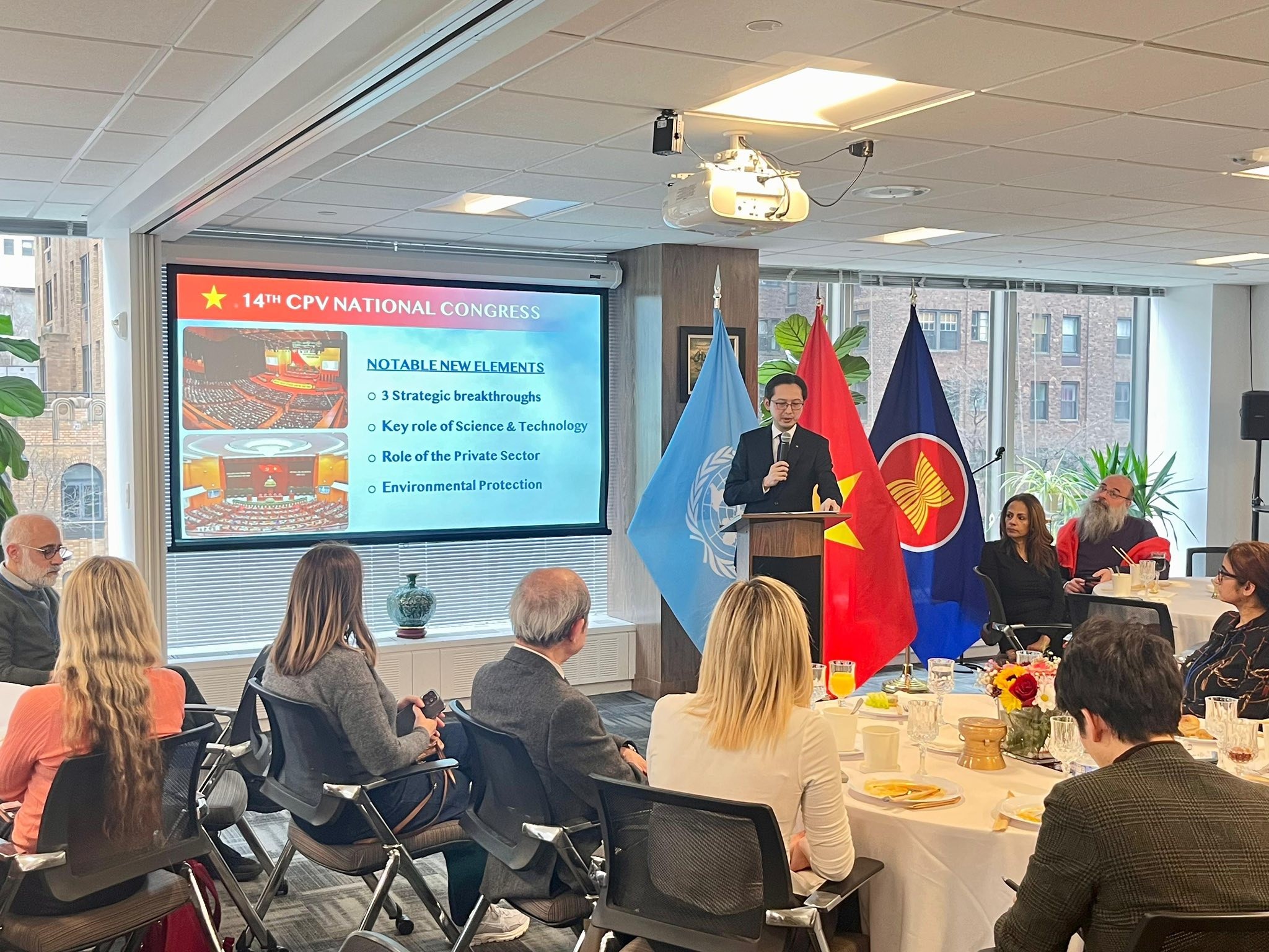 Trưởng Phái đoàn Thường trực Việt Nam tại Liên hợp quốc Đỗ Hùng Việt chủ trì buổi gặp gỡ và thông tin cho báo chí quốc tế về Đại hội Đại biểu toàn quốc lần thứ XIV của Đảng Cộng sản Việt Nam. Trưởng Phái đoàn Thường trực Việt Nam tại Liên hợp quốc Đỗ Hùng Việt chủ trì buổi gặp gỡ và thông tin cho báo chí quốc tế về Đại hội Đại biểu toàn quốc lần thứ XIV của Đảng Cộng sản Việt Nam.