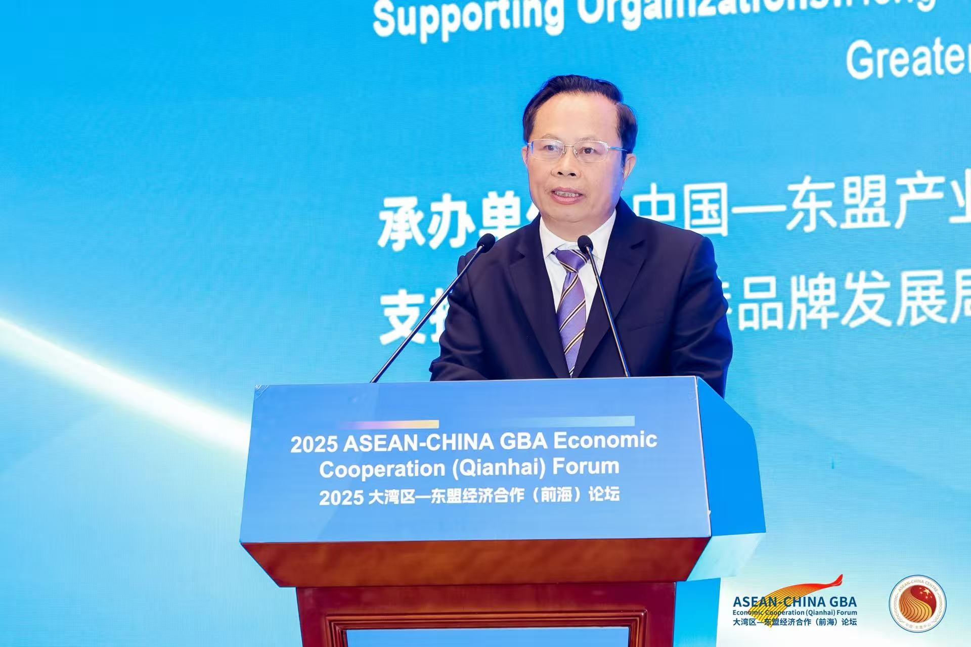 Chủ tịch Thường trực Hiệp hội xúc tiến hợp tác phát triển công nghiệp Trung Quốc - ASEAN Liêu Bân Chủ tịch Thường trực Hiệp hội xúc tiến hợp tác phát triển công nghiệp Trung Quốc - ASEAN Liêu Bân