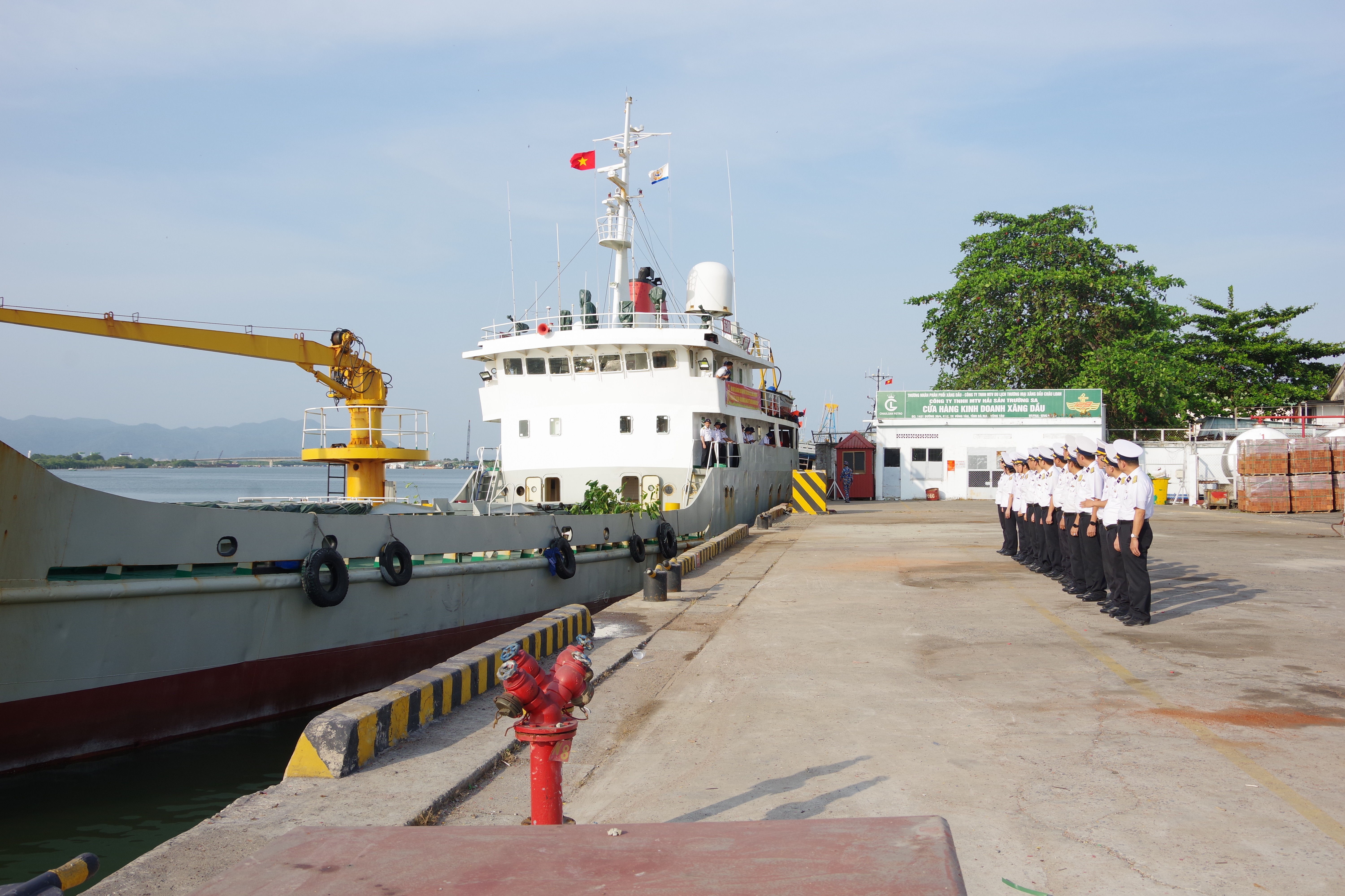 Đoàn công tác xuất phát đi thăm, tặng quà đặc khu Trường Sa. Đoàn công tác xuất phát đi thăm, tặng quà đặc khu Trường Sa.