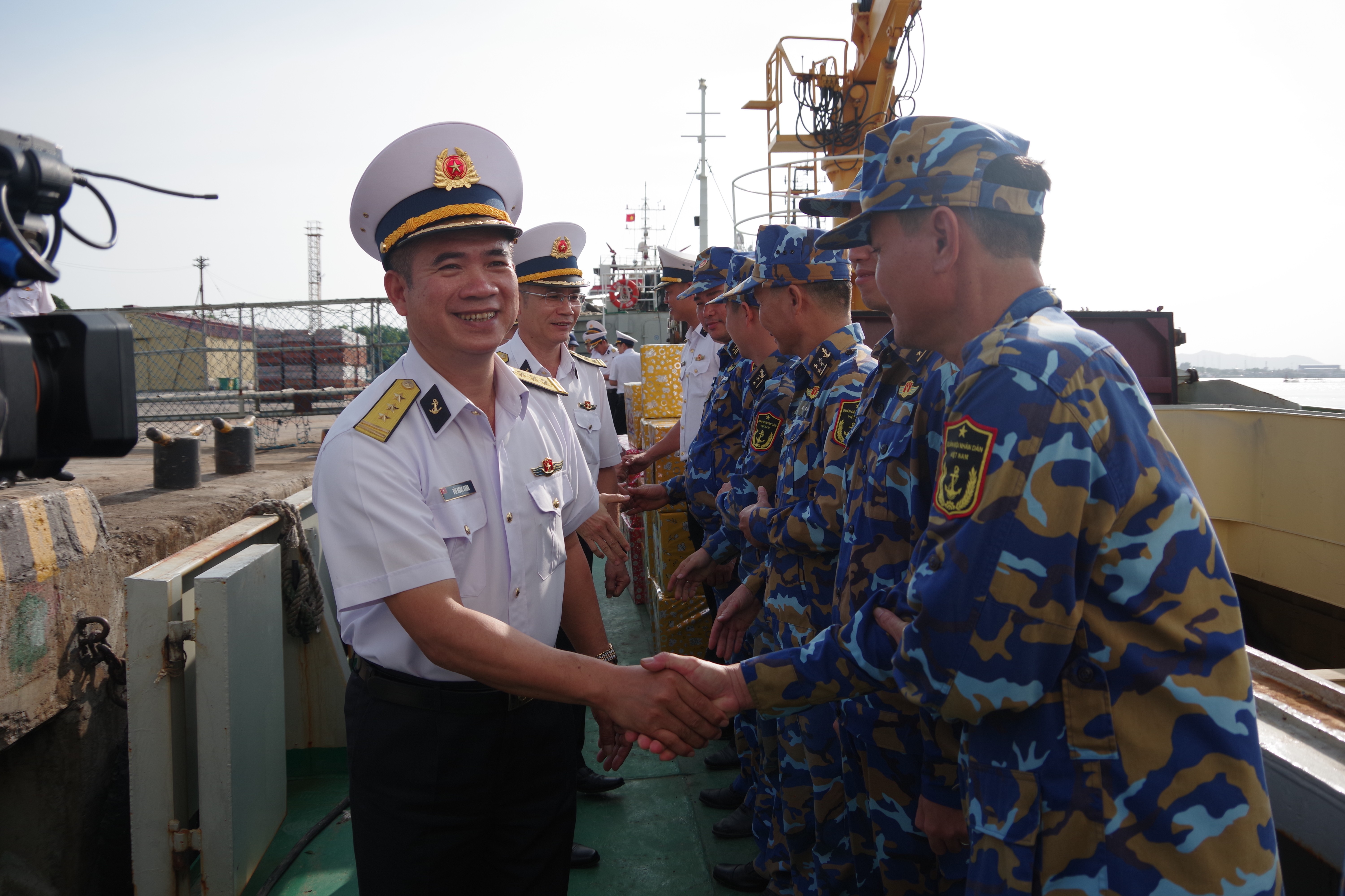 Thượng tá Bùi Ngọc Sang, Chính ủy Hải đoàn 129 Quân chủng Hải quân động viên cán bộ, chiến sỹ tàu 638 trước hải trình Trường Sa. Thượng tá Bùi Ngọc Sang, Chính ủy Hải đoàn 129 Quân chủng Hải quân động viên cán bộ, chiến sỹ tàu 638 trước hải trình Trường Sa.