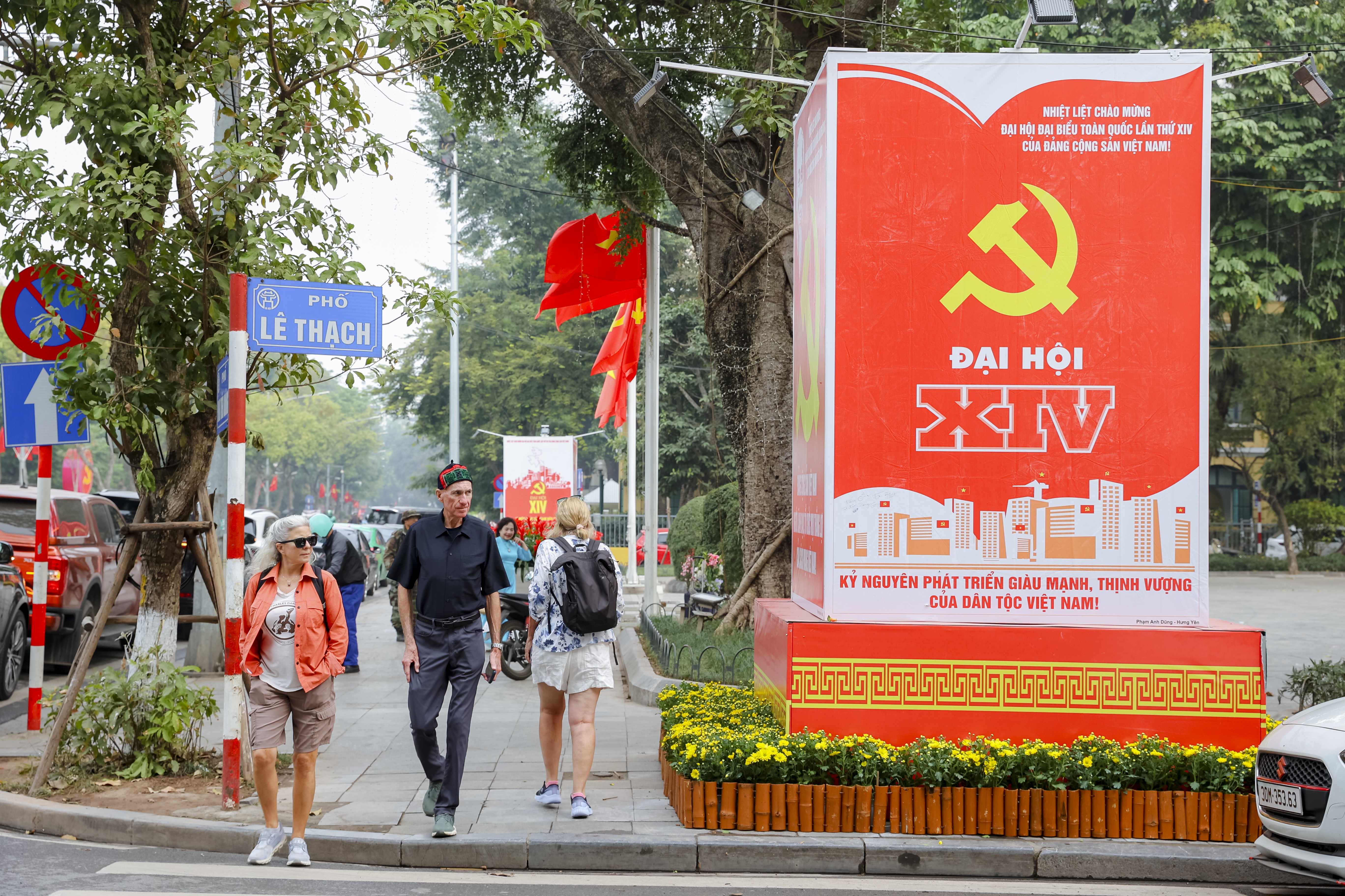 [Ảnh] Hà Nội tràn ngập sắc đỏ trước thềm Đại hội XIV của Đảng