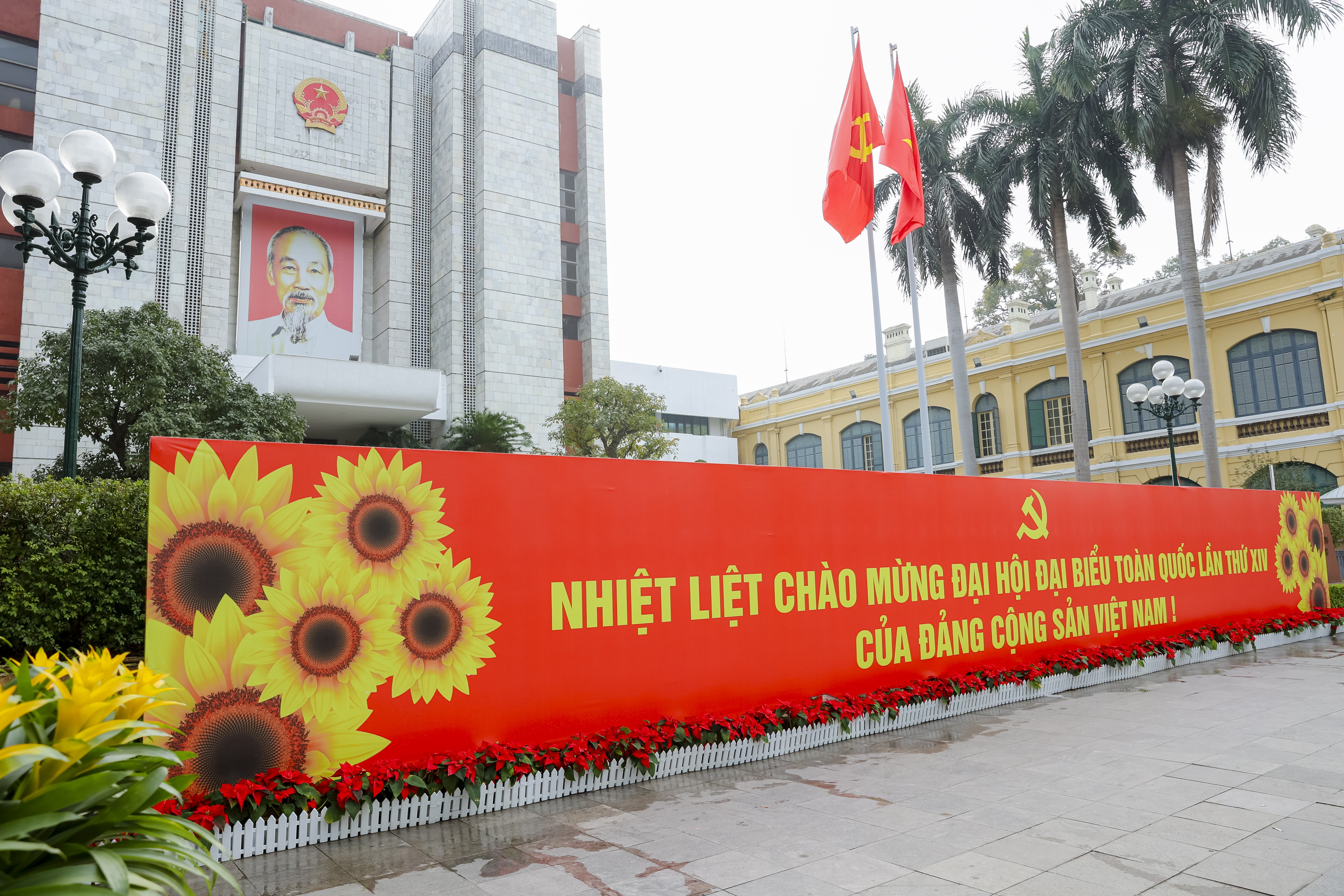 [Ảnh] Hà Nội tràn ngập sắc đỏ trước thềm Đại hội XIV của Đảng