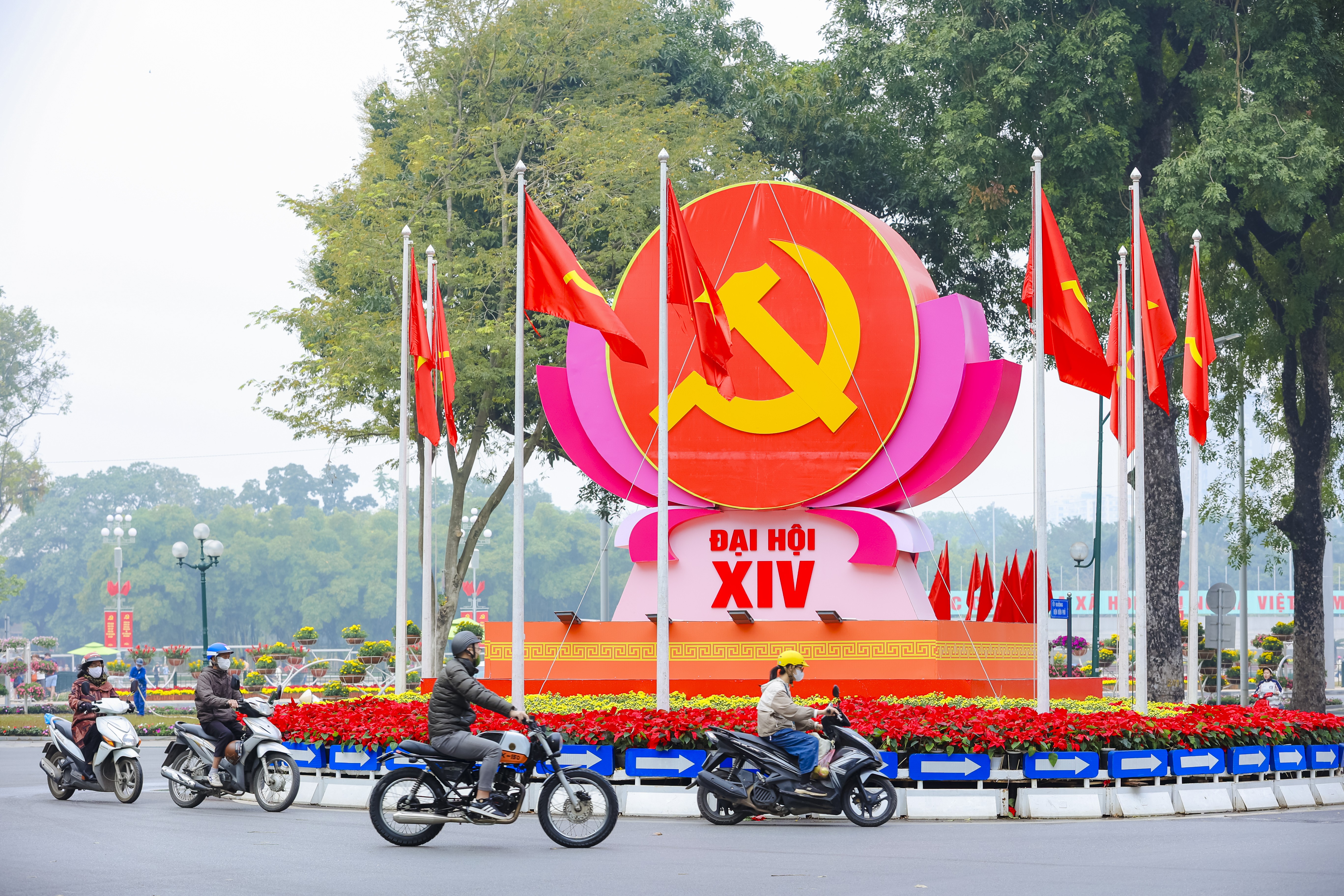 [Ảnh] Hà Nội tràn ngập sắc đỏ trước thềm Đại hội XIV của Đảng