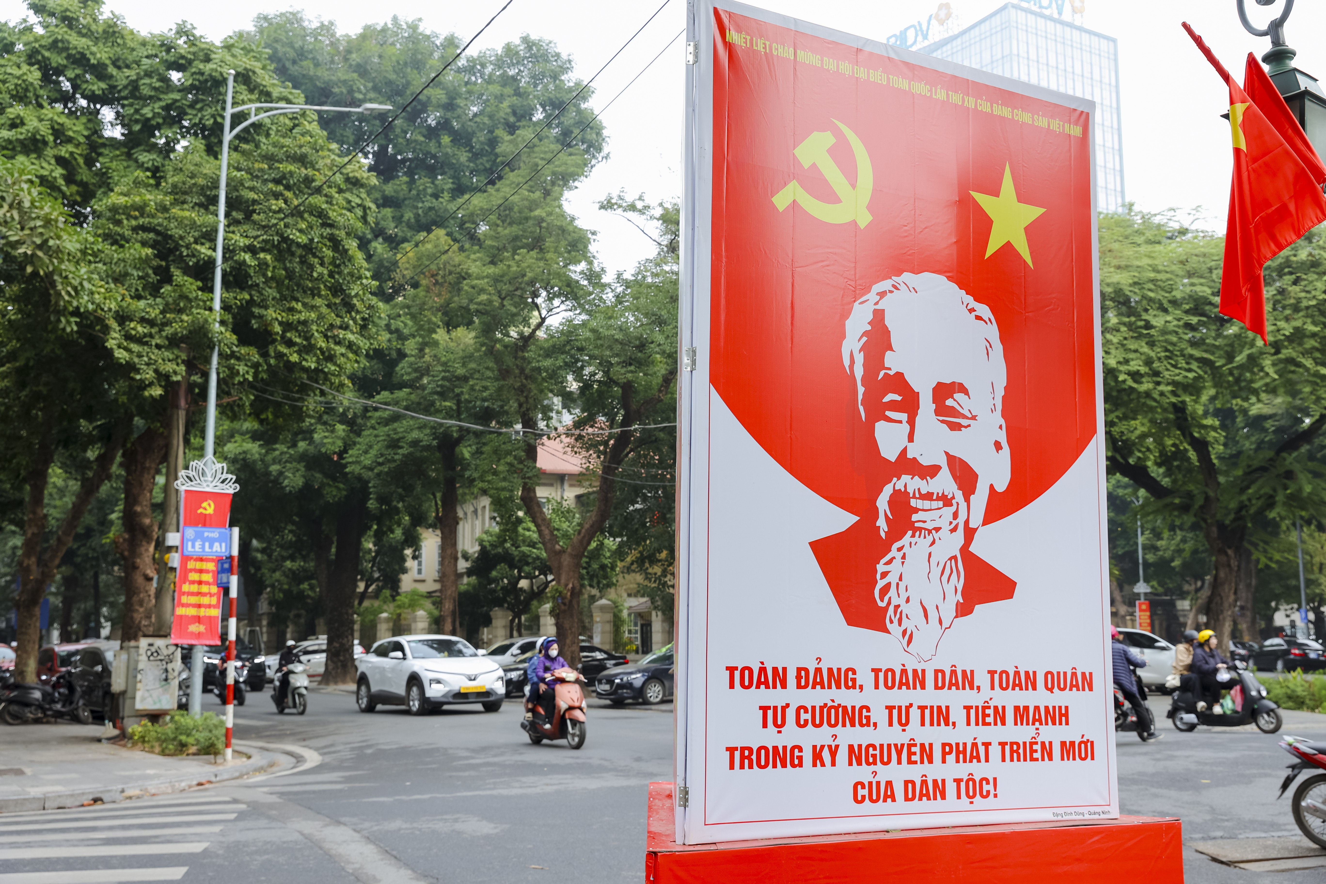 [Ảnh] Hà Nội tràn ngập sắc đỏ trước thềm Đại hội XIV của Đảng