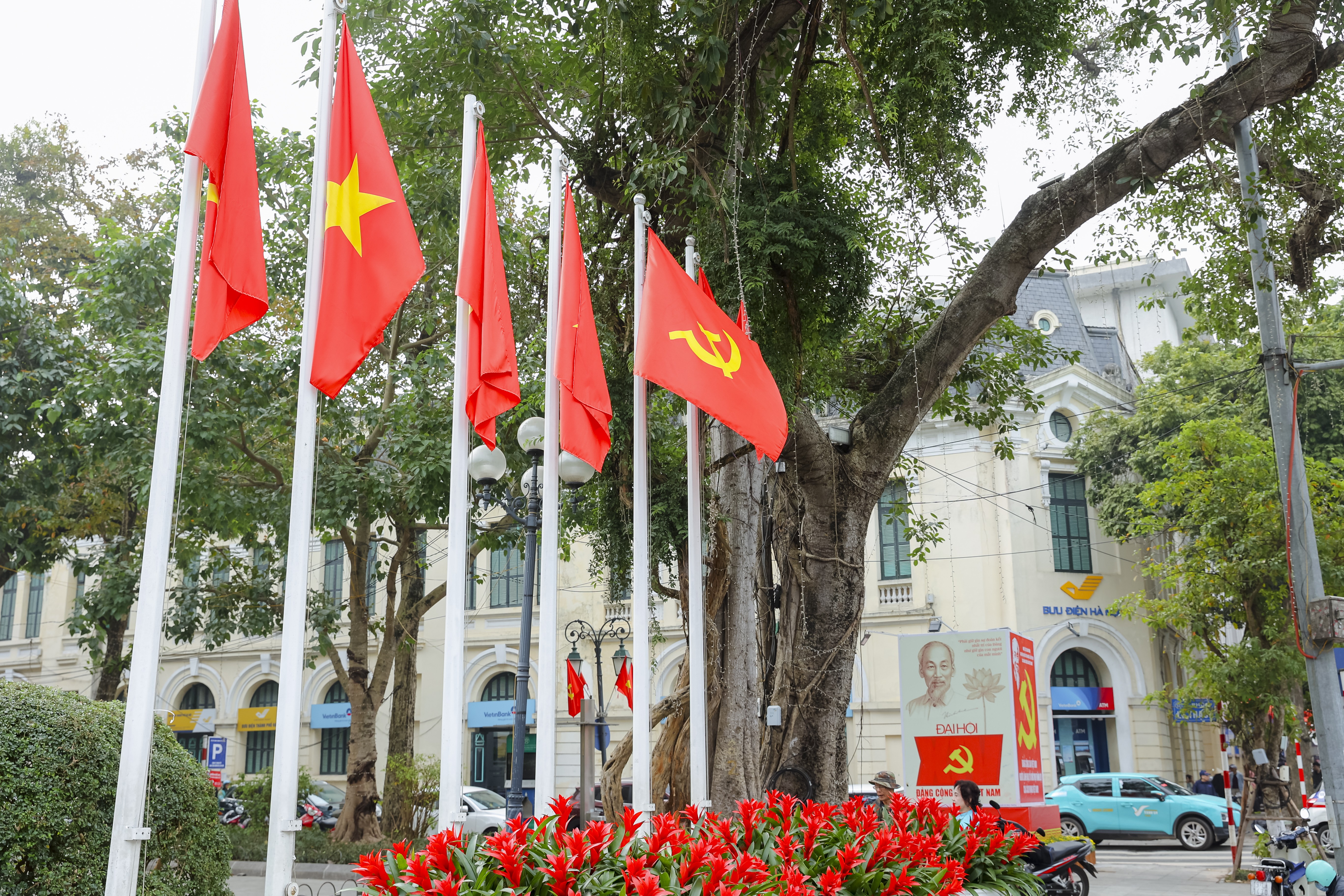 [Ảnh] Hà Nội tràn ngập sắc đỏ trước thềm Đại hội XIV của Đảng