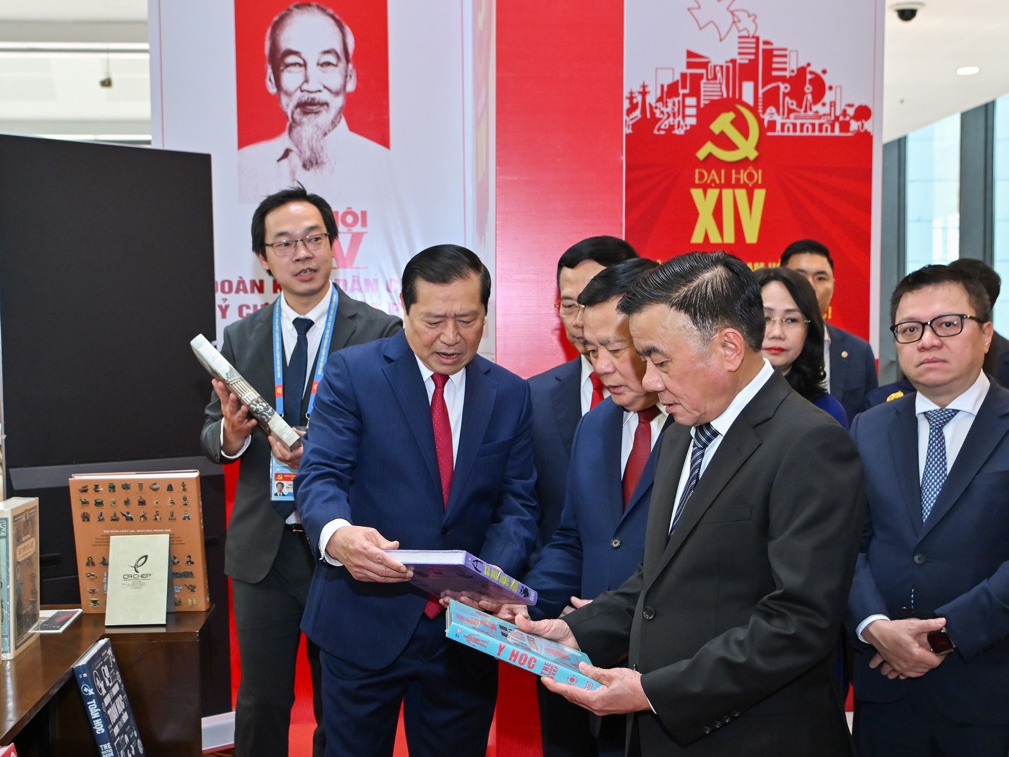 Bồi đắp niềm tin và khát vọng phát triển đất nước phồn vinh, văn minh, hạnh phúc Bồi đắp niềm tin và khát vọng phát triển đất nước phồn vinh, văn minh, hạnh phúc