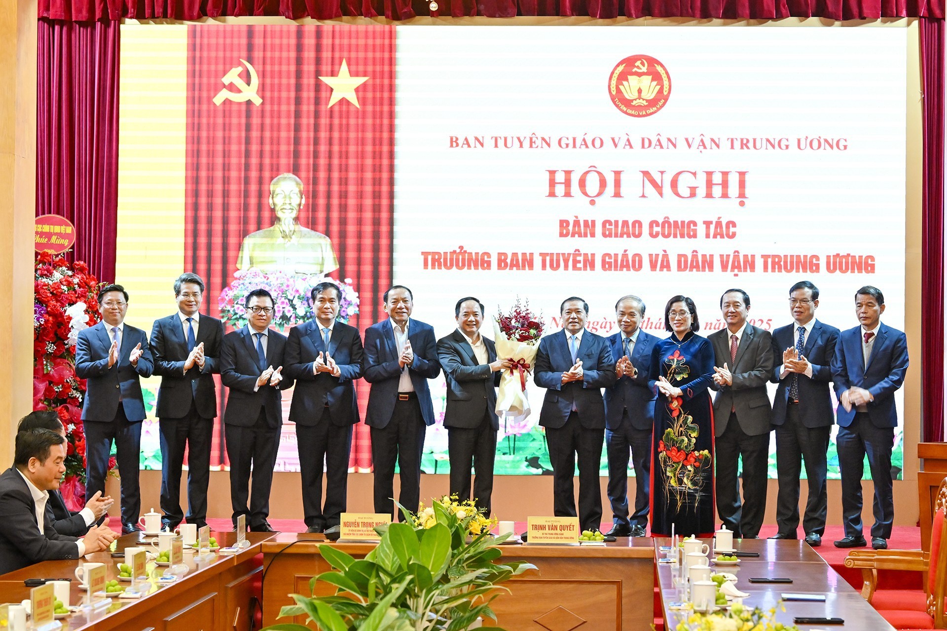 Bồi đắp niềm tin và khát vọng phát triển đất nước phồn vinh, văn minh, hạnh phúc Bồi đắp niềm tin và khát vọng phát triển đất nước phồn vinh, văn minh, hạnh phúc