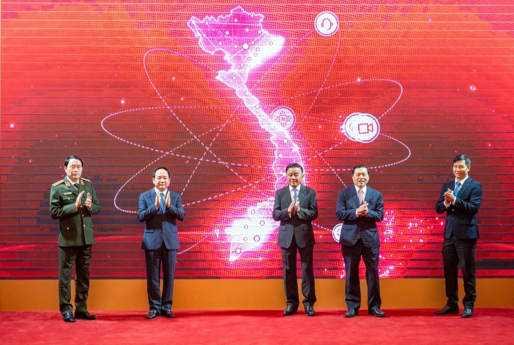 Thường trực Ban Bí thư Trần Cẩm Tú, Trưởng ban Tuyên giáo và Dân vận Trung ương Trịnh Văn Quyết cùng các đại biểu bấm nút ra mắt ứng dụng Tuyên giáo và Dân vận, ngày 16/01/2025. (Ảnh: VnExpress) Thường trực Ban Bí thư Trần Cẩm Tú, Trưởng ban Tuyên giáo và Dân vận Trung ương Trịnh Văn Quyết cùng các đại biểu bấm nút ra mắt ứng dụng Tuyên giáo và Dân vận, ngày 16/01/2025. (Ảnh: VnExpress)