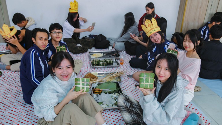 Các bạn sinh viên tích cực tham gia phần thi gói bánh chưng. Các bạn sinh viên tích cực tham gia phần thi gói bánh chưng.