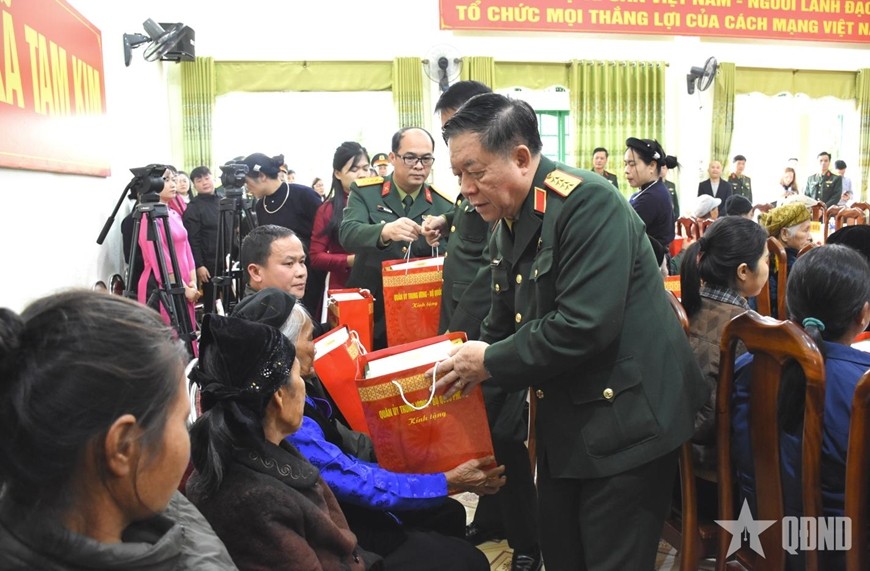 Đại tướng Nguyễn Trọng Nghĩa trao quà tặng các gia đình chính sách, người có công trên địa bàn tỉnh Cao Bằng. (Ảnh: Báo Quân đội Nhân dân)