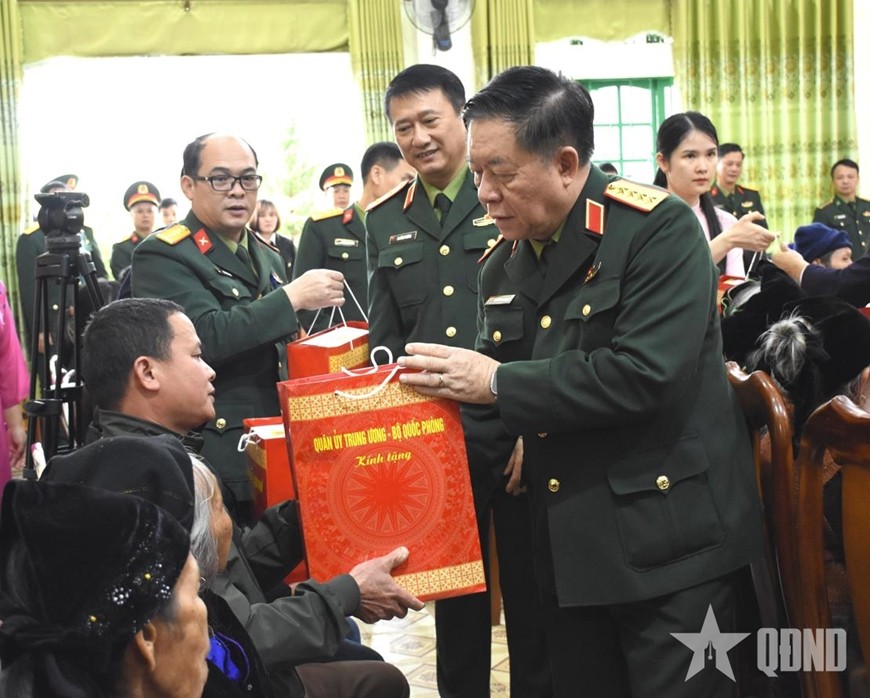 Đại tướng Nguyễn Trọng Nghĩa trao quà tặng các gia đình chính sách, người có công trên địa bàn tỉnh Cao Bằng. (Ảnh: Báo Quân đội Nhân dân)