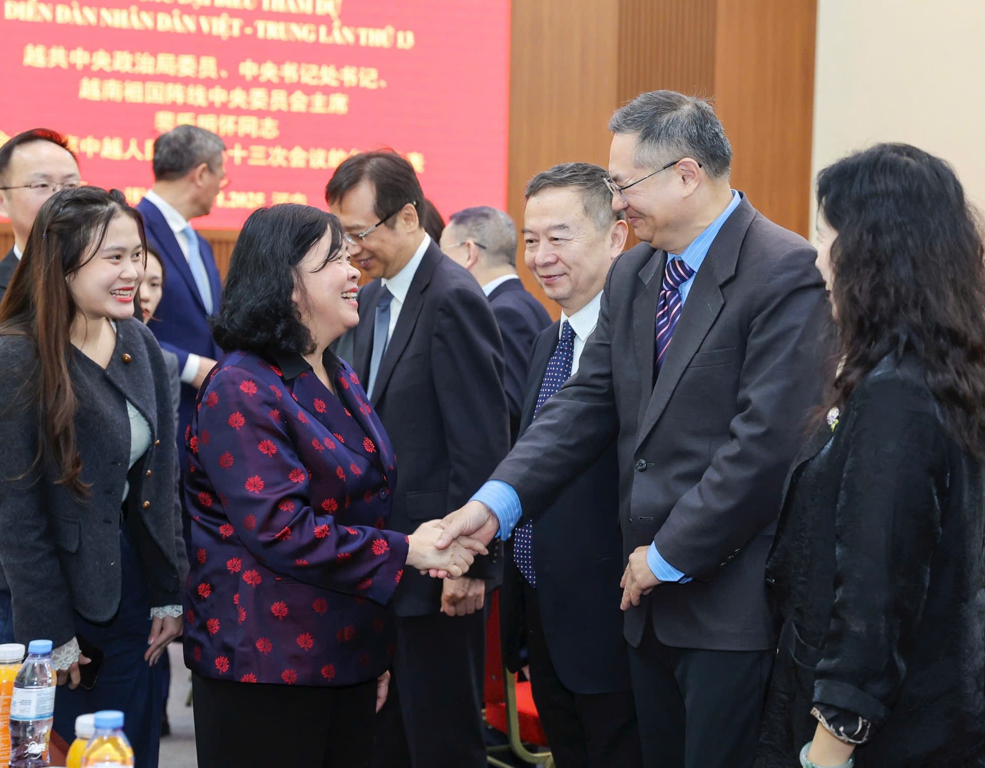 Bà Bùi Thị Minh Hoài, Ủy viên Bộ Chính trị, Bí thư Trung ương Đảng, Chủ tịch Ủy ban Trung ương Mặt trận Tổ quốc Việt Nam bắt tay ông Thành Hán Bình tại Diễn đàn nhân dân Việt -Trung lần thứ 13. Bà Bùi Thị Minh Hoài, Ủy viên Bộ Chính trị, Bí thư Trung ương Đảng, Chủ tịch Ủy ban Trung ương Mặt trận Tổ quốc Việt Nam bắt tay ông Thành Hán Bình tại Diễn đàn nhân dân Việt -Trung lần thứ 13.