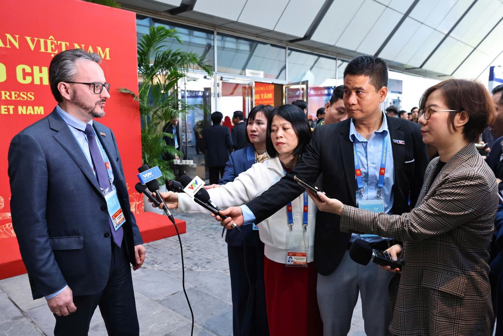 Ông Mikhail, phóng viên báo Pravda (Nga) trả lời phỏng vấn báo chí. (Ảnh: TTXVN)