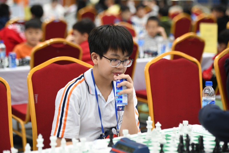 Ảnh 3A hoặc 3B: Các kỳ thủ nhí tranh thủ nạp năng lượng giữa giờ thi đấu (Ảnh: TNTP&NĐ).