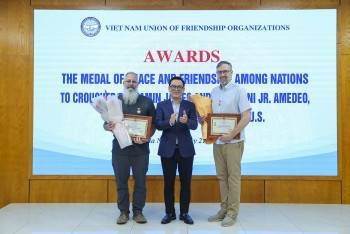 ghi nhan dong gop cua 2 giao vien truong thpt george trong thuc day giao luu nhan dan viet my