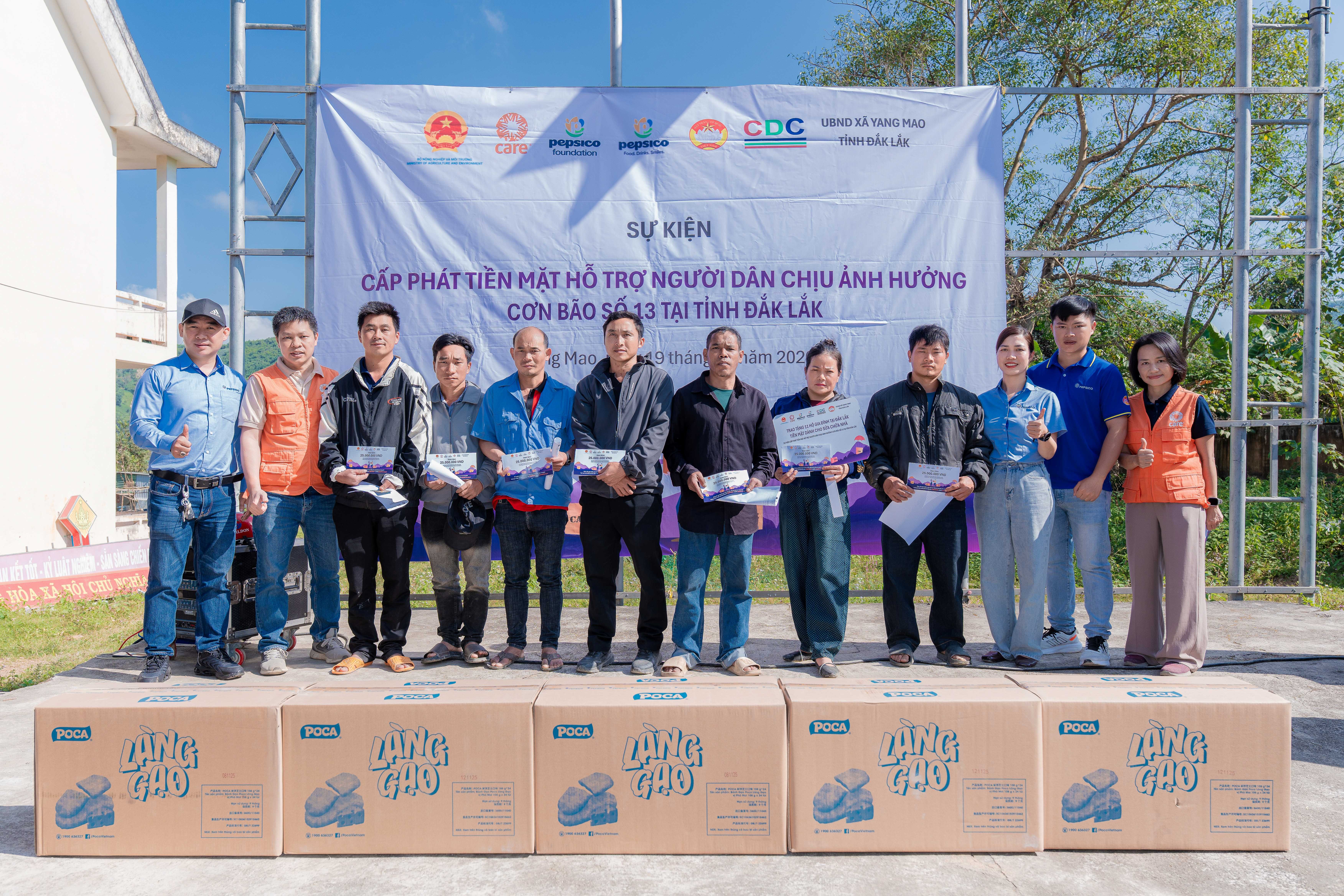 Hỗ trợ tiền mặt cho hơn 1000 hộ dân tại Đắk Lắk và Gia Lai