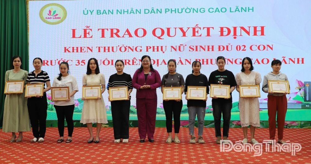 Đồng Tháp khen thưởng phụ nữ sinh đủ 2 con trước 35 tuổi