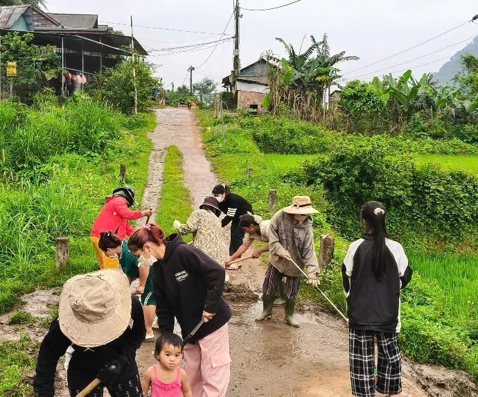 Những buổi tổng vệ sinh thôn bản đã trở thành thói quen của người dân Đakrông (Quảng Trị) hay Nấm Dẩn, Pà Vầy Sủ (Tuyên Quang). (Ảnh: Plan International Việt Nam)