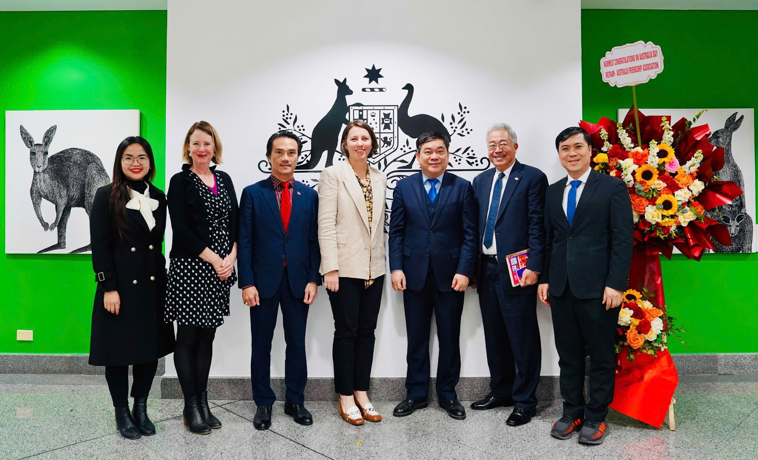 Đoàn Trung ương Hội hữu nghị Việt Nam - Australia do Chủ tịch Hội Trần Thọ Đạt dẫn đầu đã đến chúc mừng Đại sứ quán Australia tại Việt Nam nhân kỷ niệm 238 năm Quốc khánh Australia Đoàn Trung ương Hội hữu nghị Việt Nam - Australia do Chủ tịch Hội Trần Thọ Đạt dẫn đầu đã đến chúc mừng Đại sứ quán Australia tại Việt Nam nhân kỷ niệm 238 năm Quốc khánh Australia