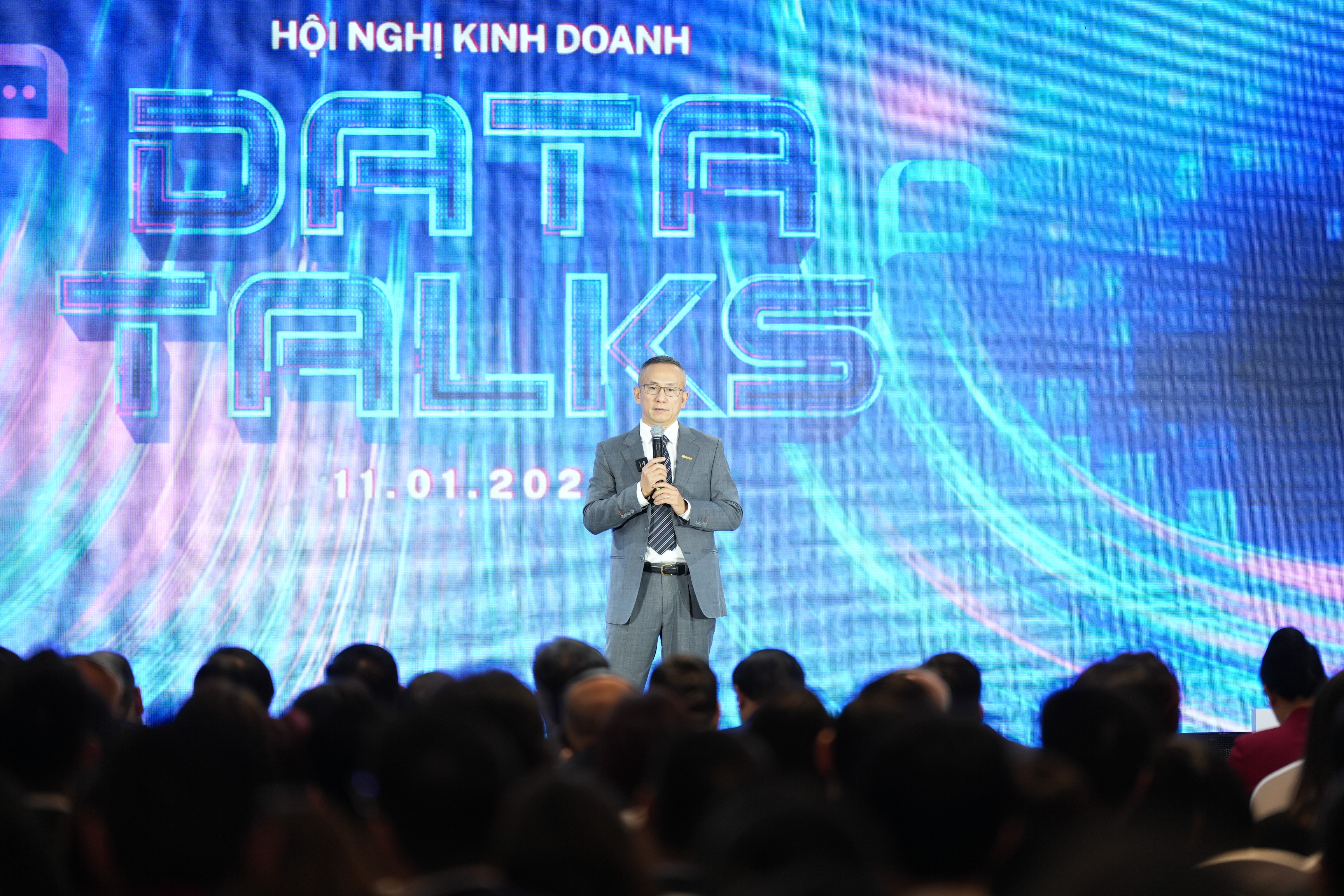 Ông Trần Xuân Quảng – Tổng Giám đốc ROX Group chia sẻ quan điểm quản trị dựa trên dữ liệu với các cán bộ cấp cao Ông Trần Xuân Quảng – Tổng Giám đốc ROX Group chia sẻ quan điểm quản trị dựa trên dữ liệu với các cán bộ cấp cao