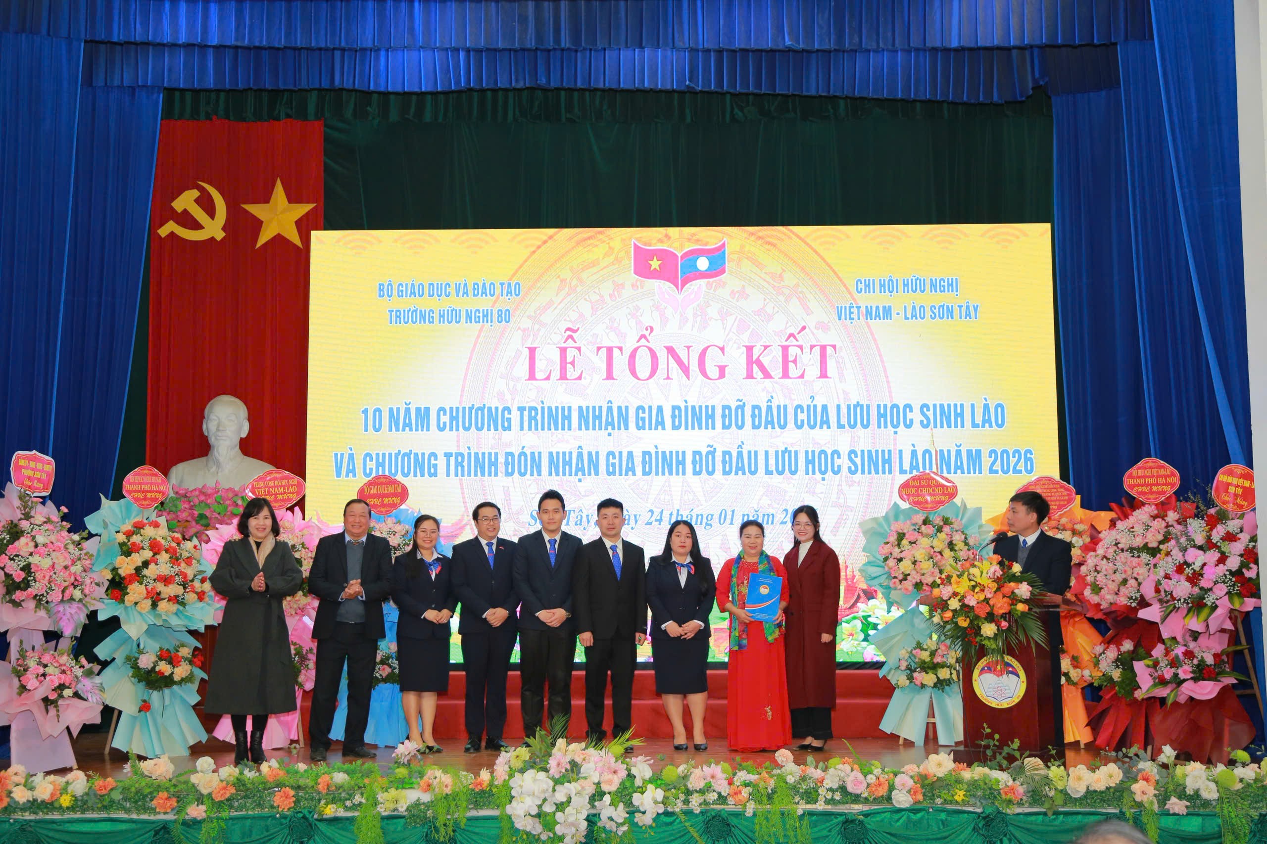  gia đình thuộc Chi hội hữu nghị Việt Nam - Lào Sơn Tây và 25 cán bộ, giáo viên Trường Hữu nghị 80, nhận đỡ đầu 178 lưu học sinh Lào, đạt 100% lưu học sinh được nhận gia đình đỡ đầu trong năm học 