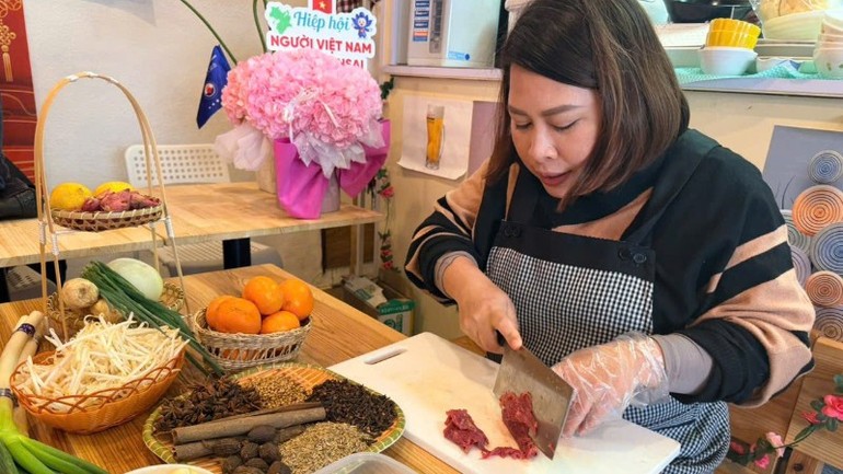 Tham gia lớp học, các học viên được trực tiếp hướng dẫn cách chế biến những món ăn mang đậm hương vị quê hương. Tham gia lớp học, các học viên được trực tiếp hướng dẫn cách chế biến những món ăn mang đậm hương vị quê hương.