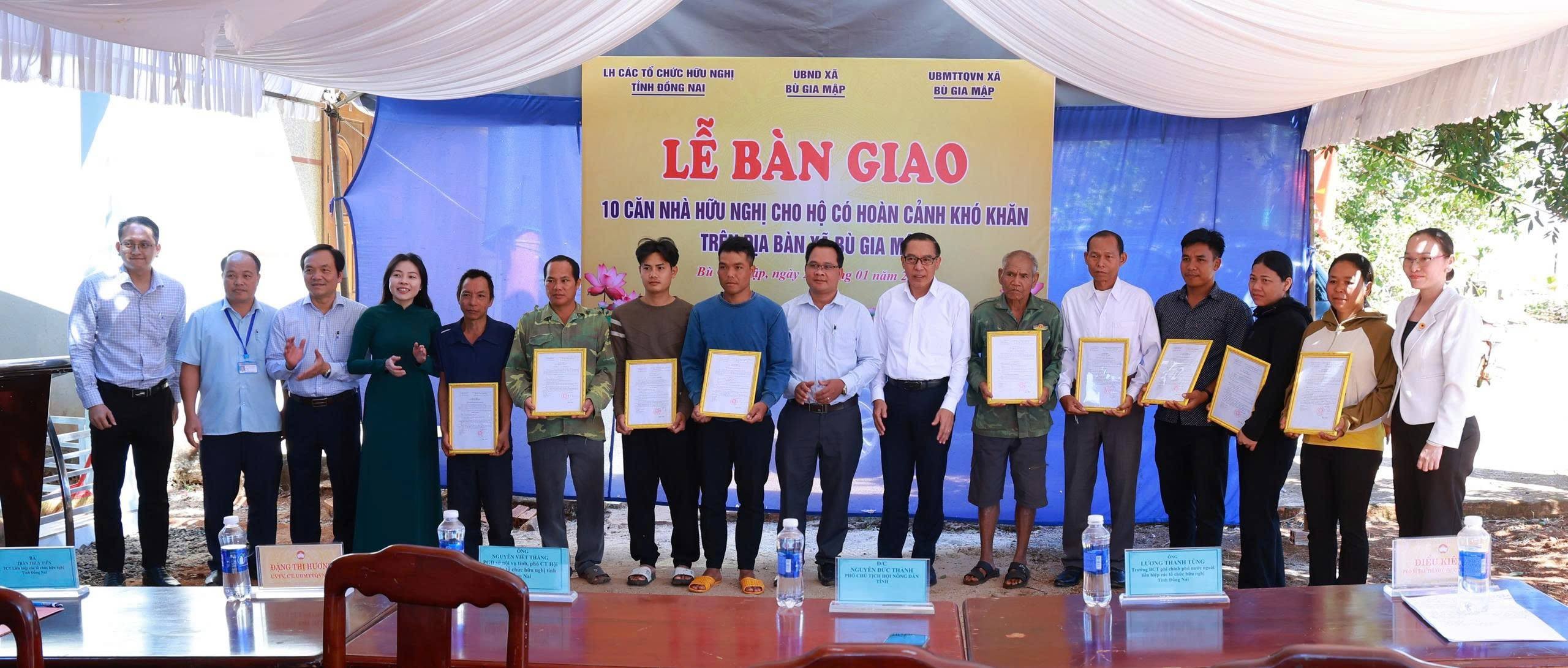 Các gia đình dân tộc thiểu số tại xã Bù Gia Mập nhận quyết định bàn giao nhà mới. Các gia đình dân tộc thiểu số tại xã Bù Gia Mập nhận quyết định bàn giao nhà mới.