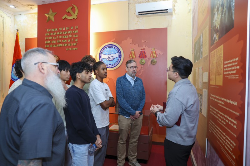 Học sinh Trường THPT George (Mỹ) được giới thiệu về Nhà truyền thống của Liên hiệp. (Ảnh: Đinh Hòa)