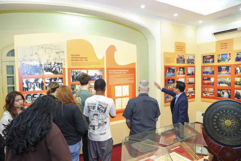 Phó Chủ tịch Liên hiệp các tổ chức hữu nghị Việt Nam Đồng Huy Cương (ngoài cùng bên phải) giới thiệu về các hoạt động đối ngoại nhân dân của Liên hiệp. (Ảnh: Đinh Hòa)