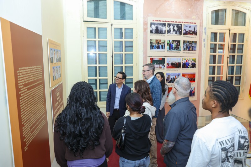 Học sinh Trường THPT George (Mỹ) tìm hiểu về lịch sử hình thành Liên hiệp. (Ảnh: Đinh Hòa)