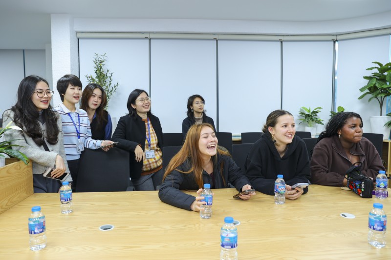 Học sinh Trường THPT George (Mỹ) giao lưu cùng đoàn viên Liên hiệp các tổ chức hữu nghị Việt Nam. (Ảnh: Đinh Hòa)