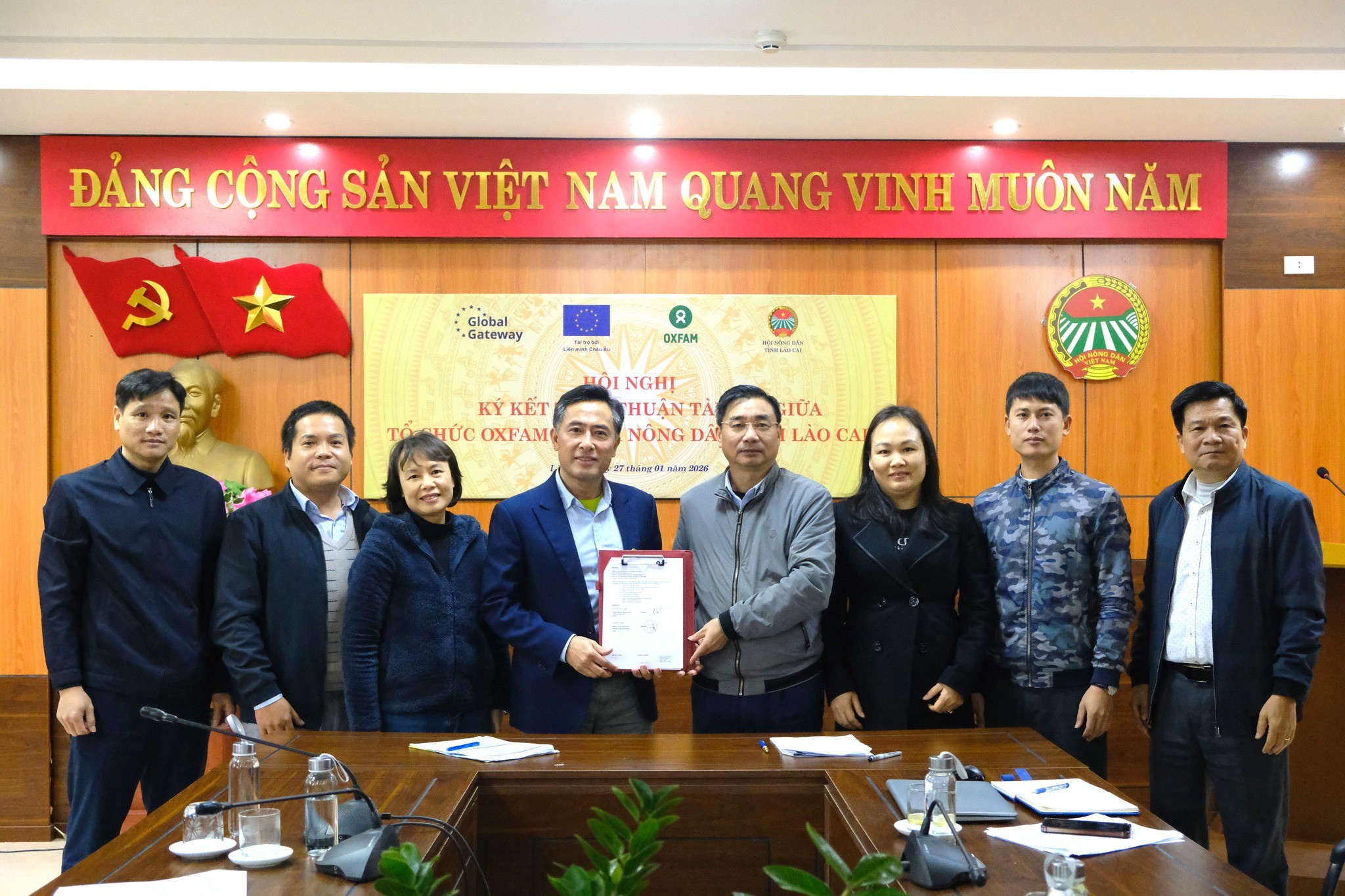 Oxfam tại Việt Nam và Hội Nông dân tỉnh Lào Cai đã ký thỏa thuận triển khai Sáng kiến “Nâng cao năng lực cho cộng đồng phụ nữ người Dao Đỏ thôn Tả Ngảo, xã Bát Xát, tỉnh Lào Cai bảo tồn, phát triển kiến thức bản địa gắn với chuỗi giá trị sản phẩm nông dược để phát triển bền vững góp phần bảo tồn đa dạng sinh học và ứng phó với biến đổi khí hậu, giảm phát thải khí nhà kính”